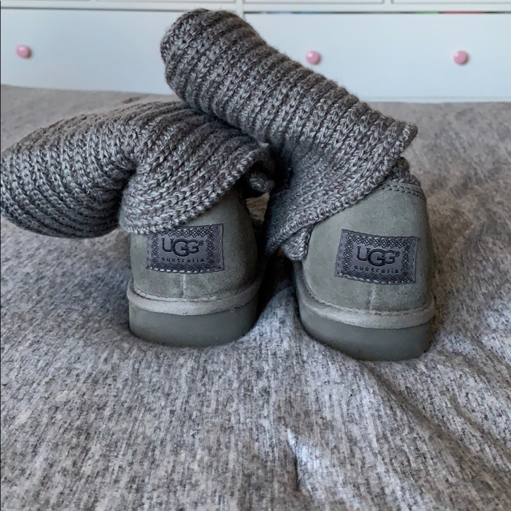 grey sweater uggs